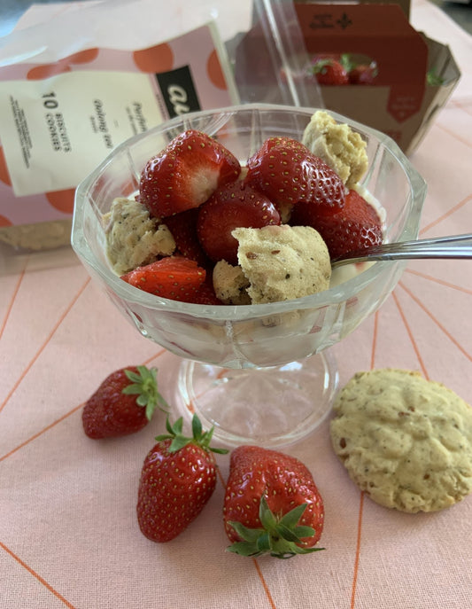 Déjeuner craquelins, fromage cottage et framboises