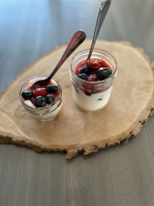 Tarte sans cuisson aux petits fruits et biscuits au citron dans un pot Mason (rapide et santé !)