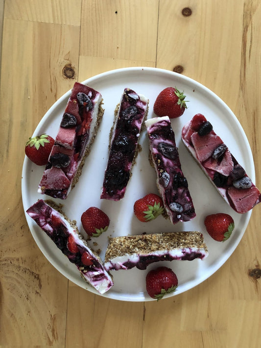 Barre granola glacée aux fraises et aux camerises