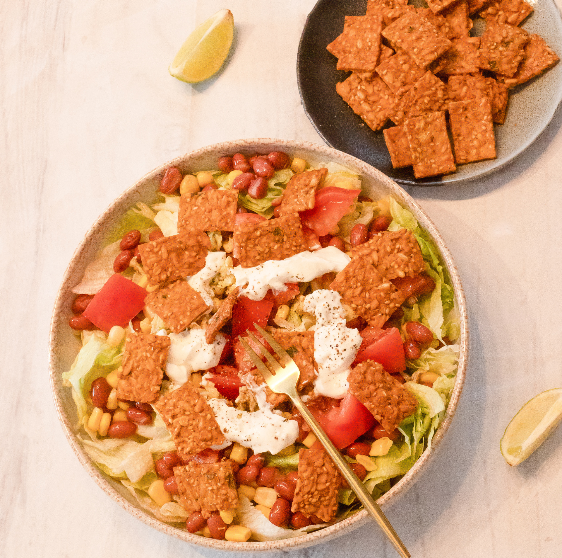 Salade tex-mex avec croûtons de craquelins BBQ AUZE