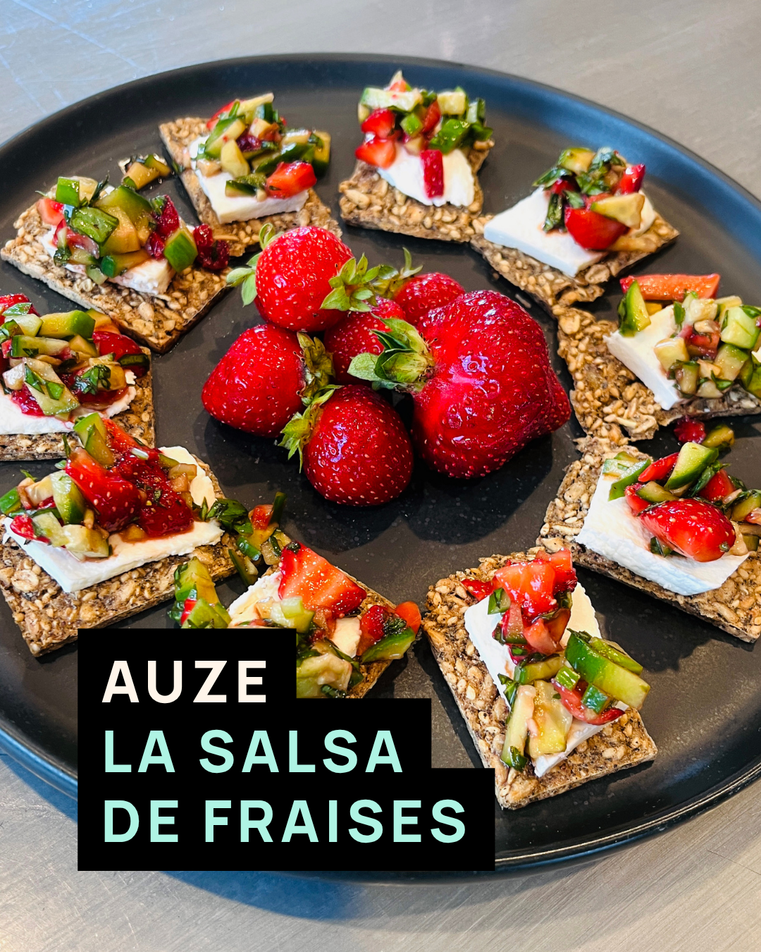 Salsa de fraises avec fromage de chèvre sur craquelins au poivre