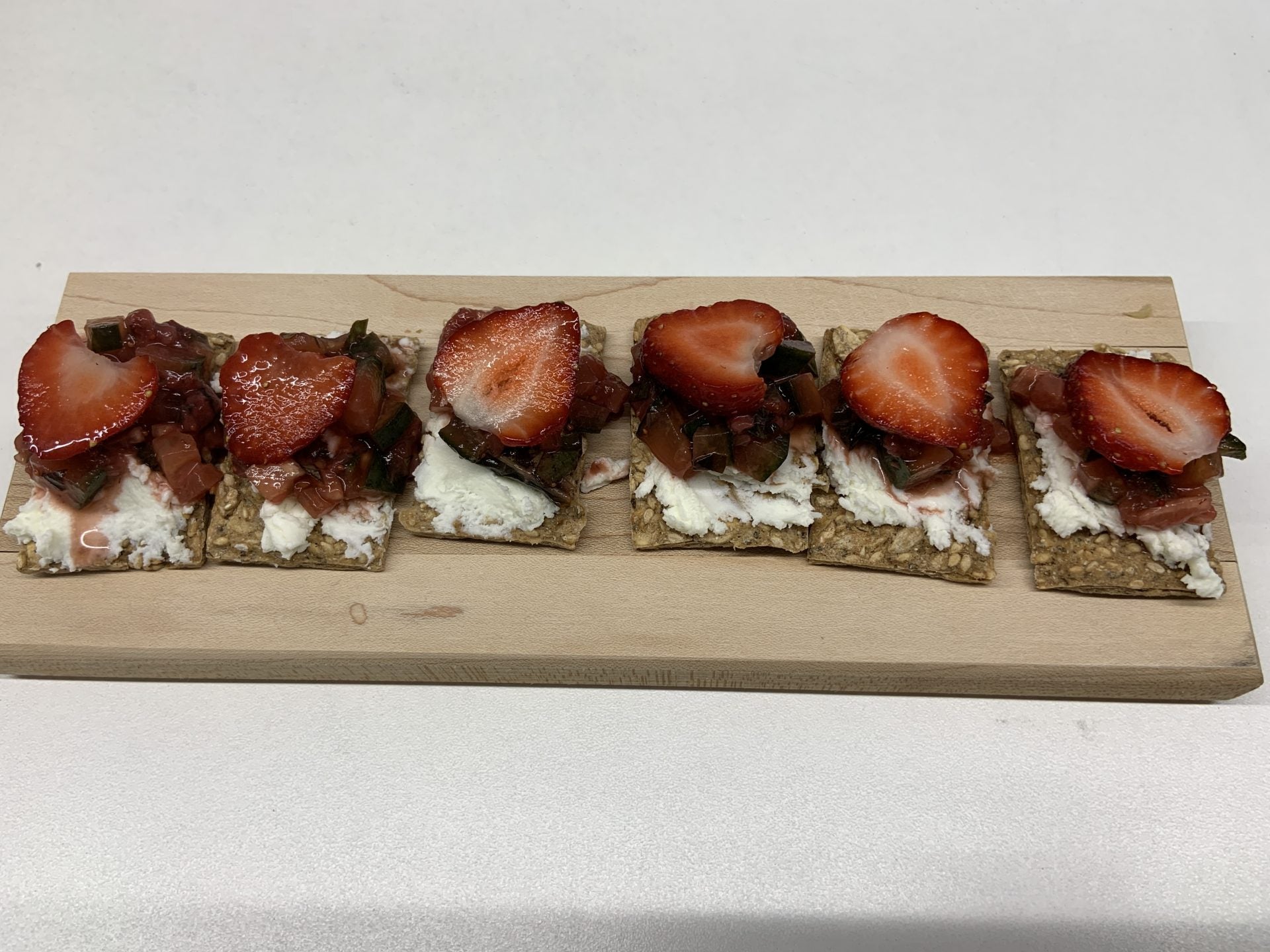 Salsa de fraises avec fromage de chèvre sur craquelins au poivre