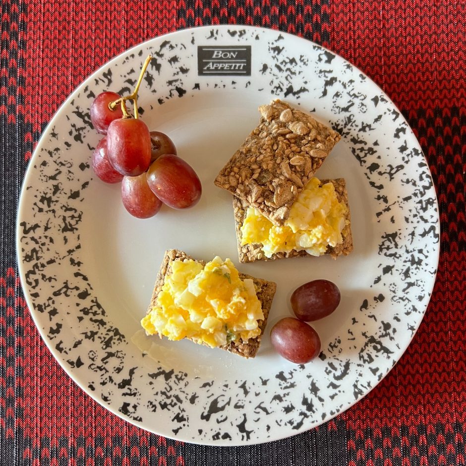 Déjeuner craquelins et tartinade d'oeufs