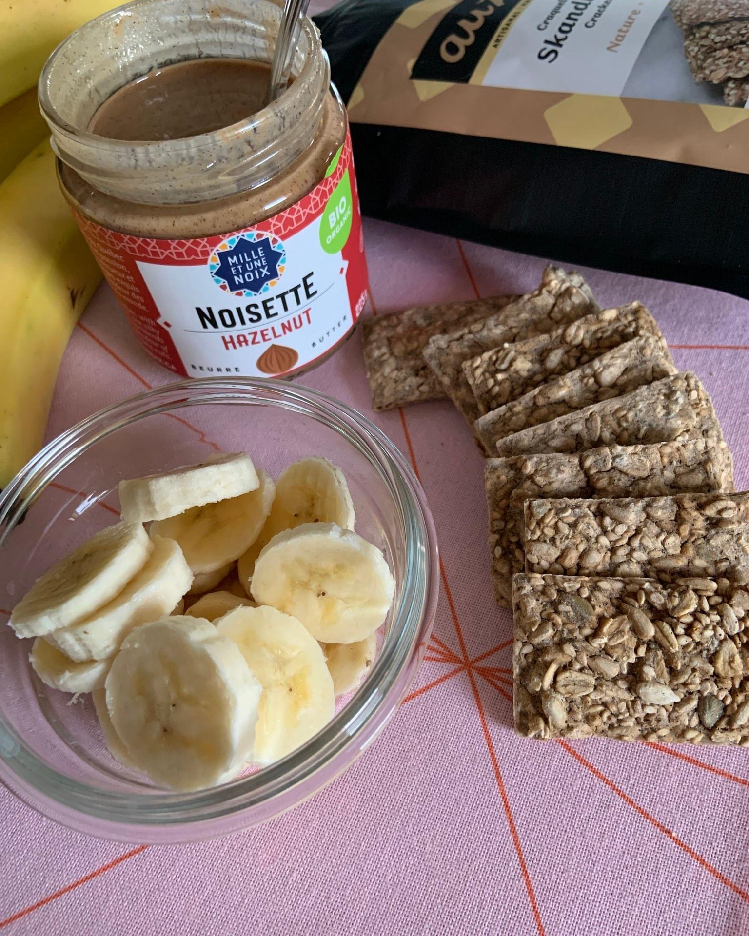 Déjeuner classique craquelins et beurre d'arachide (ou de noix)